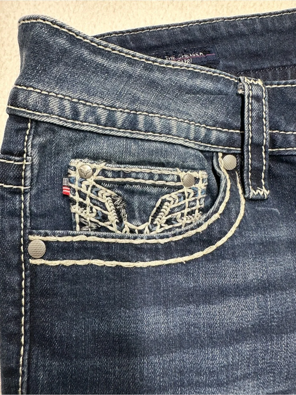 Vigoss The Chelsea Capri Jeans Women’s 11/12 Distressed Embellished Dark Wash